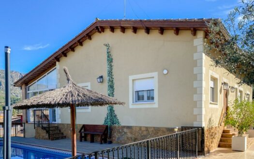 CHALET DISEÑO RÚSTICO EN IDÍLICO VALLE DE AGUAS VIVAS
